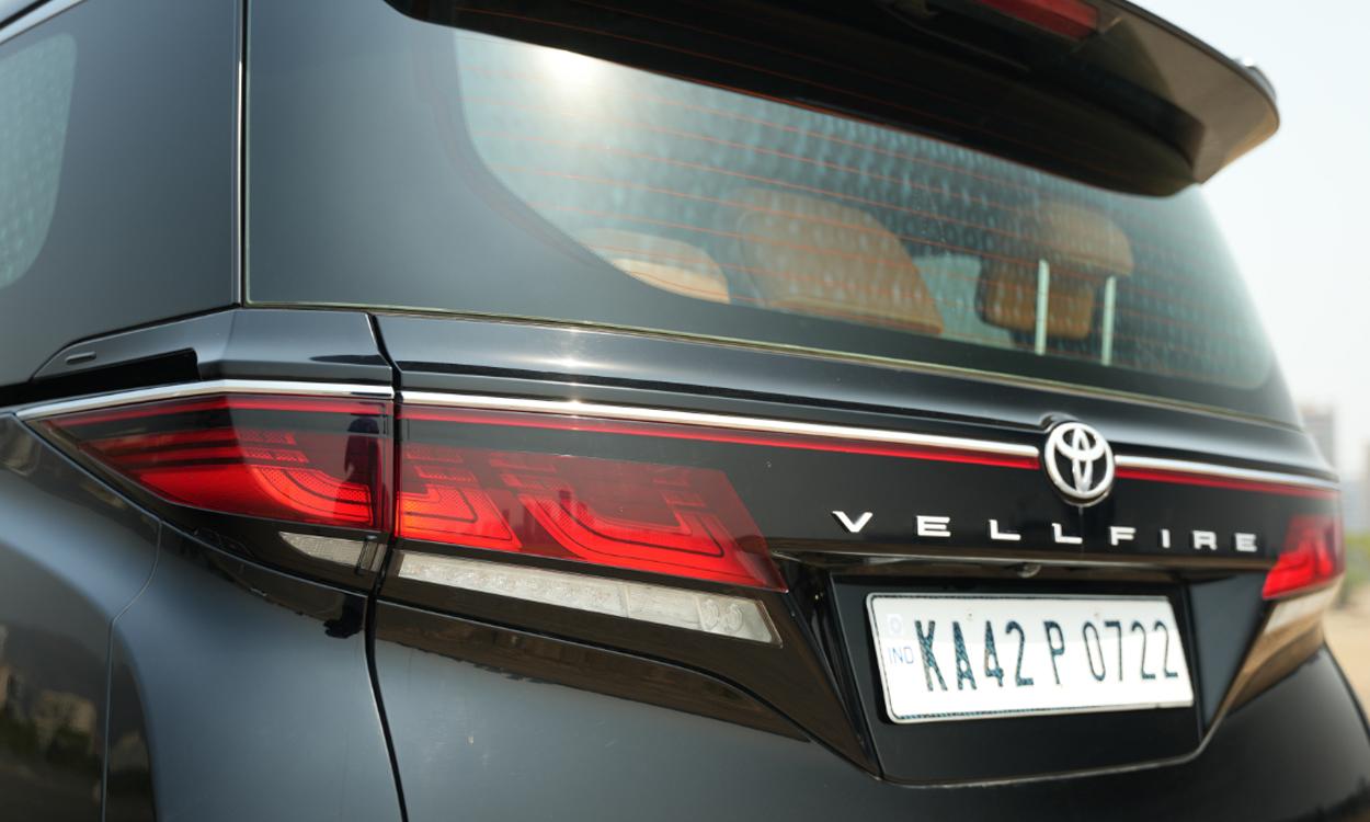 Toyota vellfire Rearlook