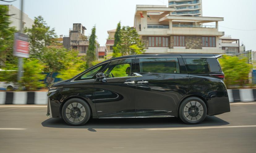 Toyota Vellfire Sideview