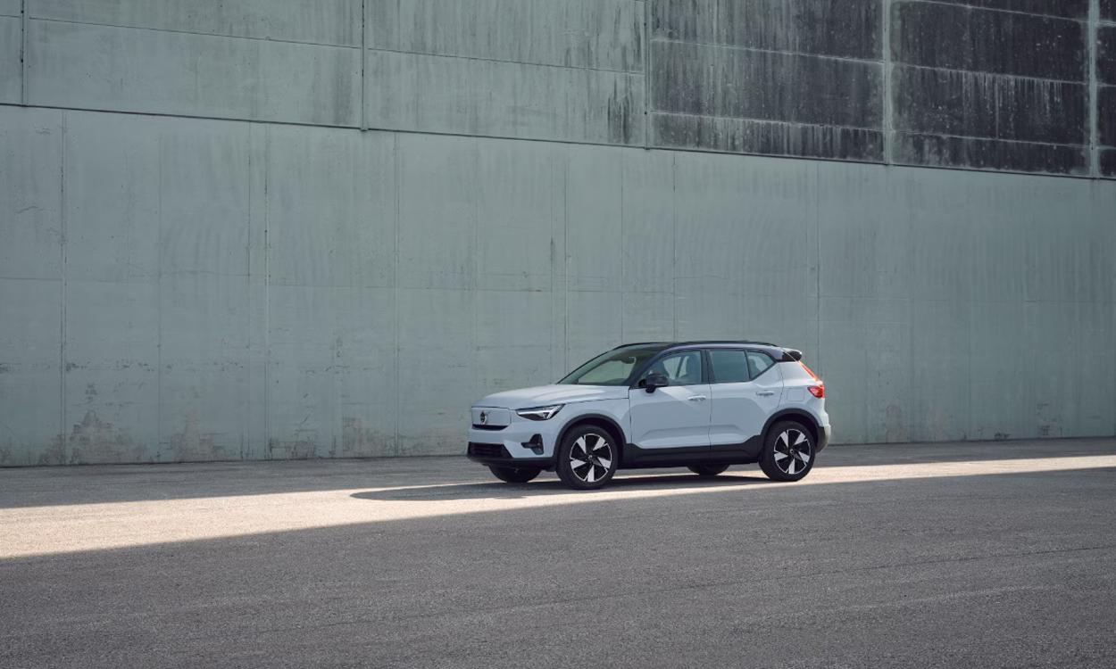 Sideview of Volvo EX40