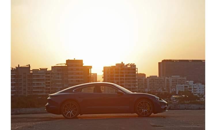 Porsche Taycan Tursimo Rideview 3
