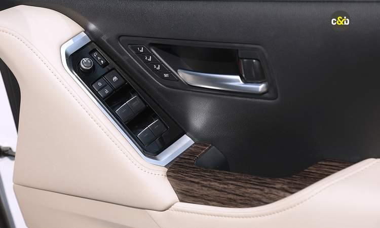 Land Cruiser 300 Seat Adjustable