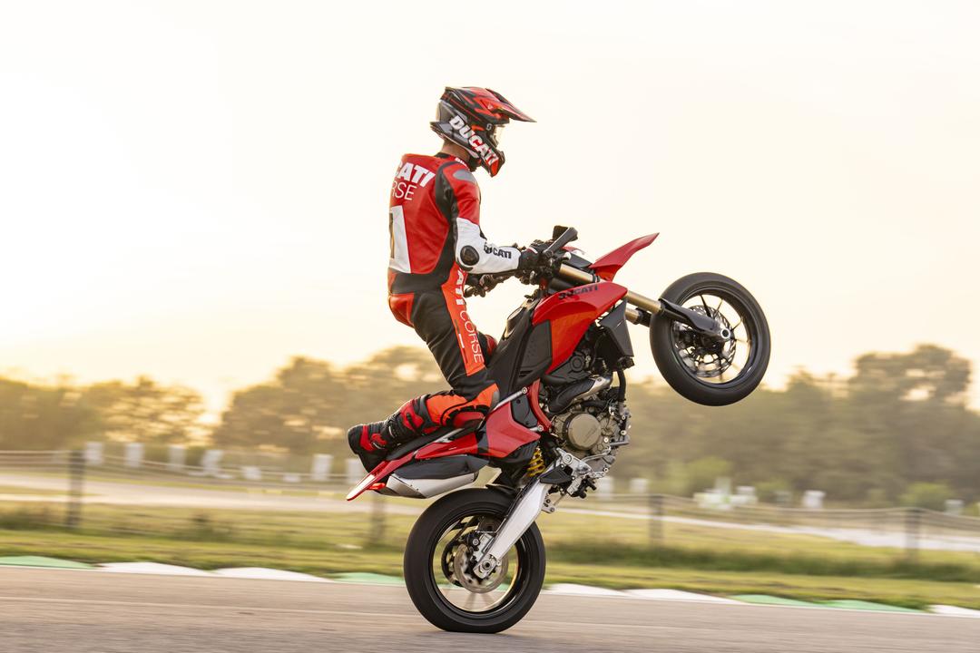 Ducati Hypermotard 698 Mono Launched In India At Rs. 16.50 Lakh 659 सीसी सुपरक्वाड्रो मोनो सबसे शक्तिशाली और उच्चतम-रेविंग वाला सिंगल-सिलेंडर इंजन है। हाँ, यह भारत की सबसे महंगी सिंगल-सिलेंडर मोटरसाइकिल भी है.