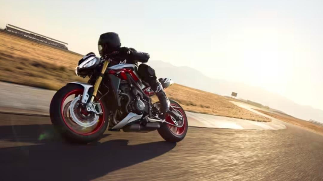 Triumph Street Triple 765 RX Launched At Rs. 13.91 Lakh स्ट्रीट ट्रिपल 765 RX ट्रैक पर फोकस करने वाला एक लिमिटेड-एडिशन 'हथियार' है, जिसमें प्रीमियम हार्डवेयर और ज़्यादा स्पोर्टी एर्गोनॉमिक्स मिलते हैं.
