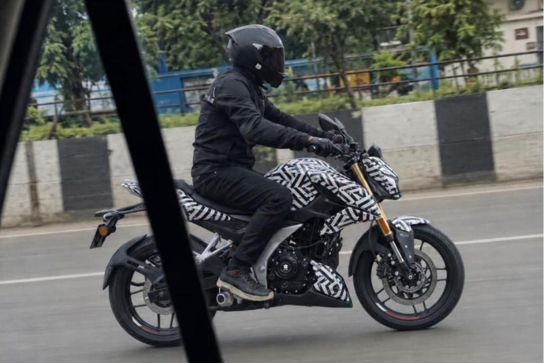 Updated Bajaj Pulsar N160 Spotted on Test बजाज अगले कुछ महीनों में 10 अपडेटेड मॉडल लॉन्च करने की योजना बना रही है और इनमें से एक नई पल्सर N160 हो सकती है, जिसे टेस्टिंग के दौरान देखा गया है.
