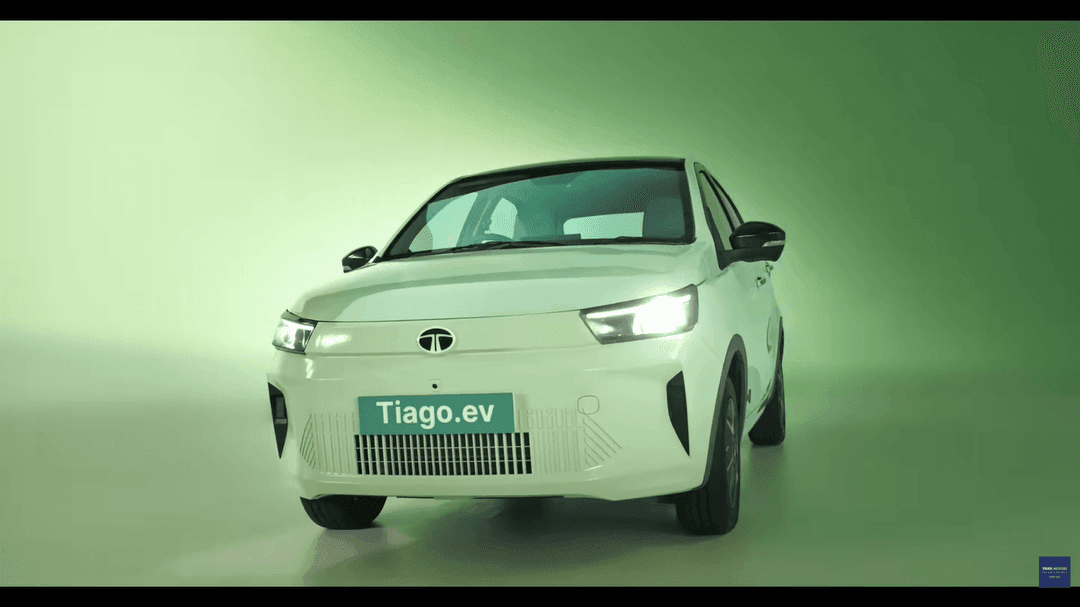 2026 Tata Tiago EV: What Has Changed? 2026 के लिए, टियागो ईवी को एक नया फ्रंट लुक दिया गया है, जो पहले से अधिक बंद-बंद दिखती है, जबकि पिछला हिस्सा 2026 के पेट्रोल-चालित टियागो में देखे गए अपडेटेड लुक के अनुरूप है.