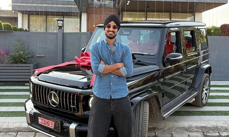 Arshdeep Singh Added A Swanky Mercedes-AMG G 63 Luxury SUV To His Garage भारत के बाएं हाथ के तेज़-तर्रार गेंदबाज़ अर्शदीप सिंह ने हाल ही में अपने गैराज में एक नई लग्ज़री एसयूवी शामिल की है. सोशल मीडिया पर इस युवा क्रिकेटर को नई मर्सिडीज़-एएमजी जी 63 SUV के साथ देखा गया है. इस मौके पर वह अपने परिवार के साथ नज़र आ रहे हैं.