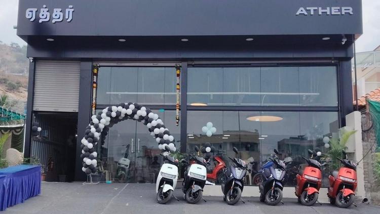 Ather Energy Now Has 700 Experience Centres Across India पिछले एक वर्ष में, एथर एनर्जी ने भारत भर में 350 से अधिक नए एक्सपीरियंस सेंटर जोड़े हैं, जबकि 31 मार्च, 2025 तक इनकी संख्या 351 थी.