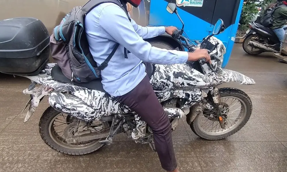 Bajaj Adventure Motorcycle Spied Testing Again रिपोर्ट्स के मुताबिक, इस मोटरसाइकिल के इस साल के आखिर में ग्लोबल लेवल पर पेश किए जाने की उम्मीद है.