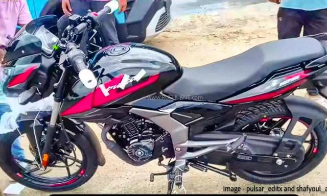 12 अगस्त को लॉन्च होने से पहले नई बजाज पल्सर 125 की जानकारी हुई लीक अगली पीढ़ी की बजाज पल्सर 125 अपनी आधिकारिक लॉन्चिंग से पहले ही डीलरशिप पर पहुँचने लगी है, जिससे इसके डिज़ाइन और बनावट में हुए बड़े बदलावों का पता चलता है.