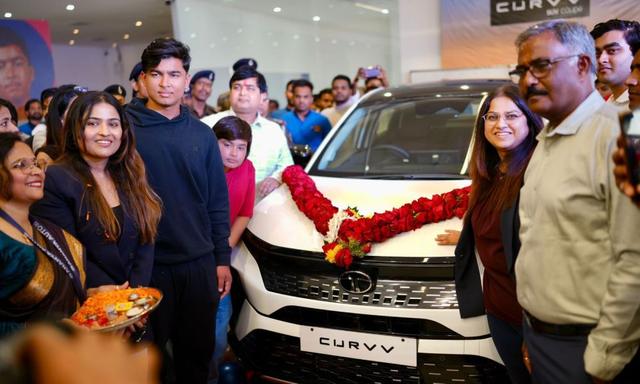 IPL 2025 में शानदार प्रदर्शन के लिए वैभव सूर्यवंशी को मिली टाटा कर्व एसयूवी टाटा मोटर्स ने इंडियन प्रीमियर लीग में सबसे अधिक स्ट्राइक रेट के लिए “कर्व सुपर स्ट्राइकर ऑफ द सीज़न” बने वैभव सूर्यवंशी को सम्मानस्वरूप टाटा कर्व भेंट की. पटना में परिवार के साथ डीलरशिप उद्घाटन और वाहन ग्रहण समारोह में शामिल हुए.