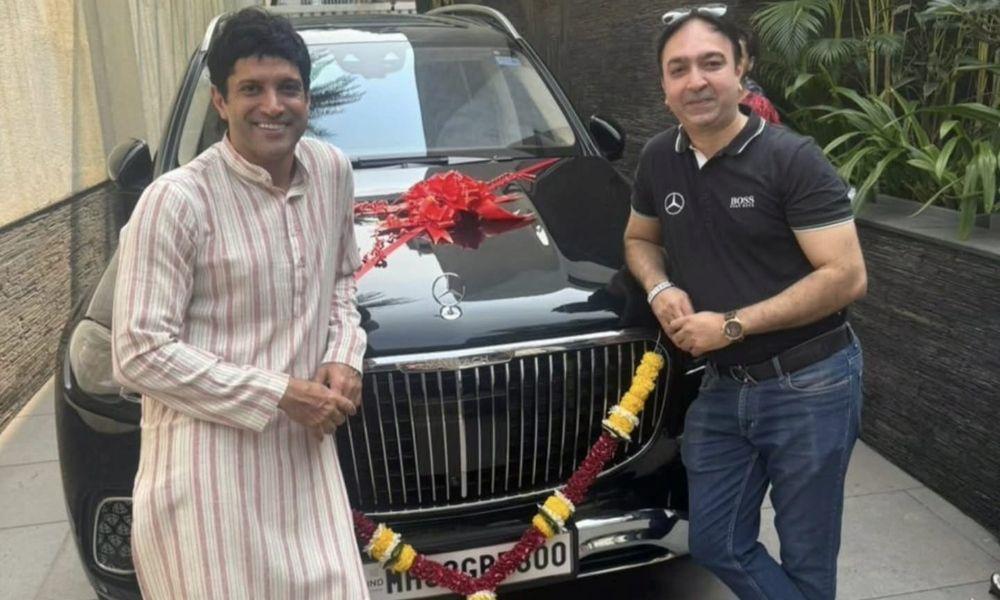 फरहान अख्तर ने अपने लिए बिल्कुल नई मर्सिडीज़ मायबाक जीएलएस 600 को काले रंग में चुना है.