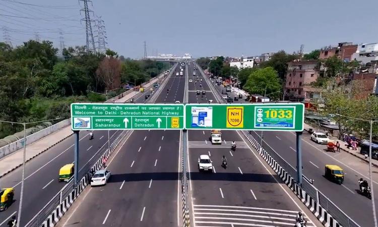 The Delhi–Dehradun Expressway has been inaugurated, reducing travel time to around 2.5 hours. आज प्रधानमंत्री नरेंद्र मोदी ने दिल्ली-देहरादून एक्सप्रेवे का उद्घाटन किया, रु.12 करोड़ की लागत से बने 213 किमी. लंबे इस एक्सप्रेवे से अब दिल्ली से देरहरादून का सफर मात्र 2.5 घंटे का रह जाएगा. एक्सप्रेवे पर स्पीड लिमिट 120 किमी. है.