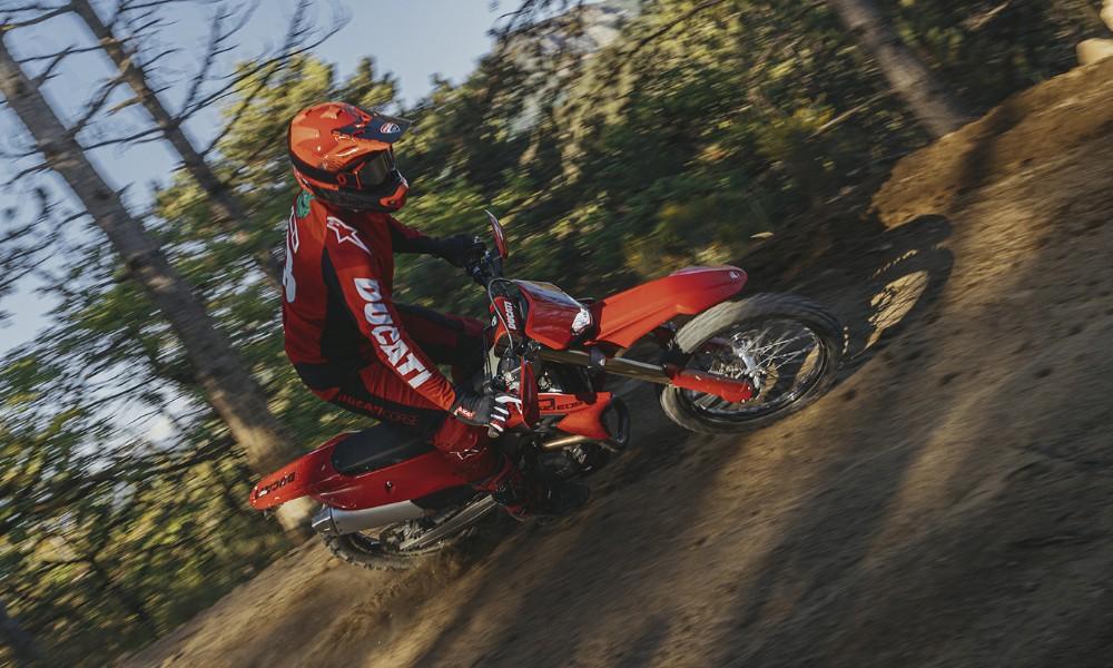 Ducati Desmo450 EDS Unveiled; Coming To India In 2027 डुकाटी ने अपनी पहली एंड्यूरो मोटरसाइकिल पेश की है, जिसमें डेस्मोड्रोमिक सिंगल-सिलेंडर इंजन, खास तौर पर इसके लिए बना चेसिस और एडवांस्ड इलेक्ट्रॉनिक्स दिए गए हैं.