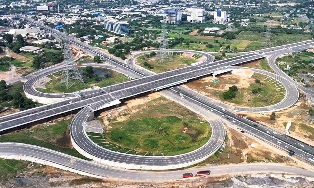 प्रधानमंत्री नरेंद्र मोदी ने सोमवार को द्वारका एक्सप्रेसवे के हरियाणा खंड का उद्घाटन किया, जो आठ लेन का हाई-स्पीड एक्सप्रेसवे है, जिससे दिल्ली और गुरुग्राम के बीच यातायात की भीड़ कम होने की उम्मीद है.