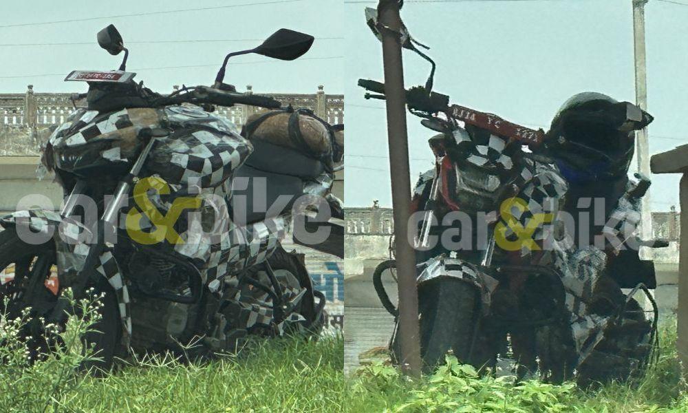 Two Upcoming Hero Motorcycles Spied Together! जहां, एक्सट्रीम 200R 4V अब बंद हो चुके मॉडल की जगह लेगी, तो वहीं दूसरा मॉडल एक नई स्पोर्टी कम्यूटर मोटरसाइकिल होगी जो टीवीएस रेडर को टक्कर देगी.