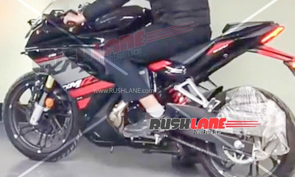 हीरो मोटोकॉर्प की आने वाली करिज़्मा XMR 250 को प्रोडक्शन-रेडी फ़ॉर्म में देखा गया है, जिससे संकेत मिलता है कि इसे जल्द ही भारत में लॉन्च किया जाएगा.