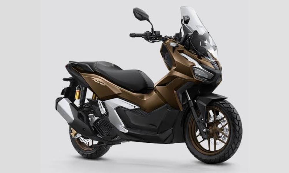 Honda ADV 160 Unveiled in India Before Launch बिल्कुल नई ADV 160 एक E85-कम्प्लायंट एडवेंचर-स्टाइल मैक्सी-स्कूटर है, जो प्रीमियम 160cc स्कूटर सेगमेंट में होंडा की एंट्री को चिह्नित करती है.