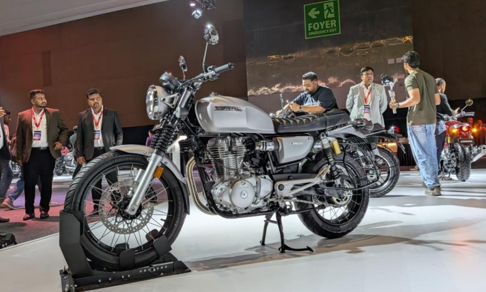 Honda Unveils All-New CB500 In India; CB350 Range Gets New Colours For 2026 होंडा ने अपडेटेड CB350 रेंज के साथ बिल्कुल नई CB500 को पेश किया है; ज़्यादा क्षमता वाली इस रेट्रो रोडस्टर बाइक को भारत में बनाया जाएगा.