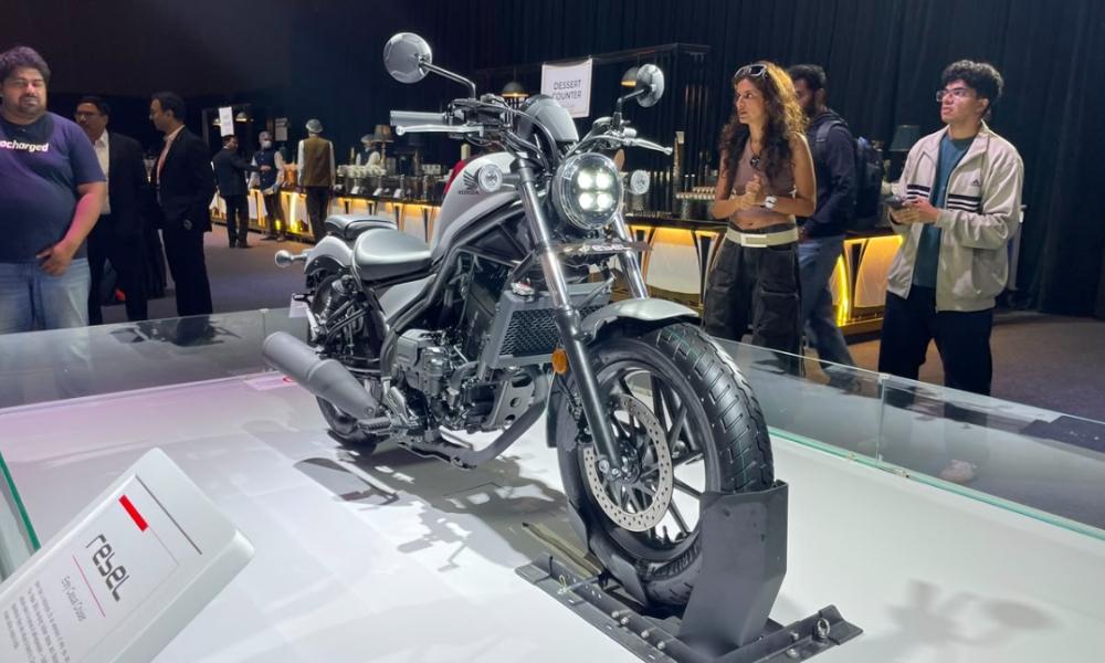 Honda Rebel 300 and Rebel 500 Unveiled; Both To Be Locally Manufactured दुनिया भर में मशहूर रीबेल 300, होंडा के पोर्टफोलियो में एक नई पेशकश होगी और इसे लोकल लेवल पर बनाया जाएगा. वहीं, रीबेल 500, जो पहले भारत में CBU के तौर पर बिकती थी, अब CKD रूट से बेची जाएगी, जिससे यह ज़्यादा सस्ती हो जाएगी.