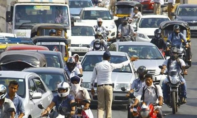 महाराष्ट्र सरकार ने सड़क दुर्घटनाओं से निपटने के लिए कम उम्र में गाड़ी चलाने पर दंड का प्रावधान पारित किया, जिसमें माता-पिता पर ₹25,000 का जुर्माना लगाया जाएगा और 25 साल की उम्र तक ड्राइविंग लाइसेंस पर रोक लगा दी.

