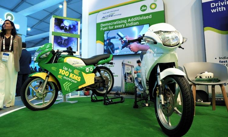 Jio-bp Demonstrates Petrol With ACTIVE Technology इंडिया एनर्जी वीक 2026 में पेश किया गया यह फार्मूला, ग्राहकों पर बिना किसी अतिरिक्त लागत के इंजनों को अधिक स्वच्छ रखने, माइलेज में सुधार करने और बेहतर प्रदर्शन देने में मदद करता है.