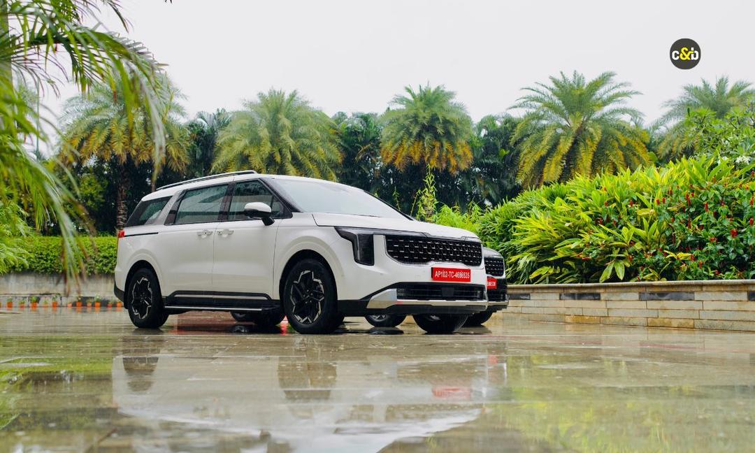 Kia Carnival Waiting Period Extends To Over 6 Months; Received Over 3,000 Bookings कार निर्माता का कहना है कि उसने लॉन्च के दो महीने के भीतर ही अपनी प्रमुख एमपीवी की 400 से अधिक कारों की डिलेवरी कर दी है.