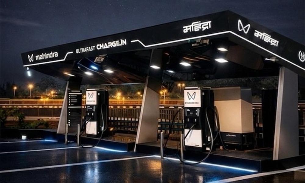 इस साझेदारी के तहत, महिंद्रा देशभर में एचपीसीएल के ईंधन स्टेशनों पर अपना चार्ज-इन ईवी नेटवर्क लगाएगी.