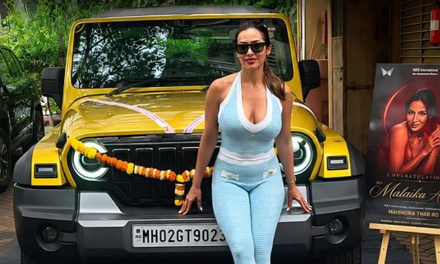 मलाइका अरोड़ा ने हाल ही में अपने लिए बिल्कुल नई महिंद्रा थार रॉक्स का स्टार एडिशन खरीदा है. इस एसयूवी को अभिनेत्री ने सिट्रिन येलो रंग में खरीदा है.