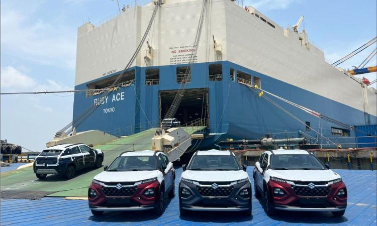 Maruti Suzuki Fronx Exports Commence; First Shipments Headed To Latin America, Middle East ब्रांड ने मुंद्रा, मुंबई और पिपावाव पोर्ट से विदेशी बाजारों के लिए 556 कारों का पहला बैच पहले ही भेज दिया है.