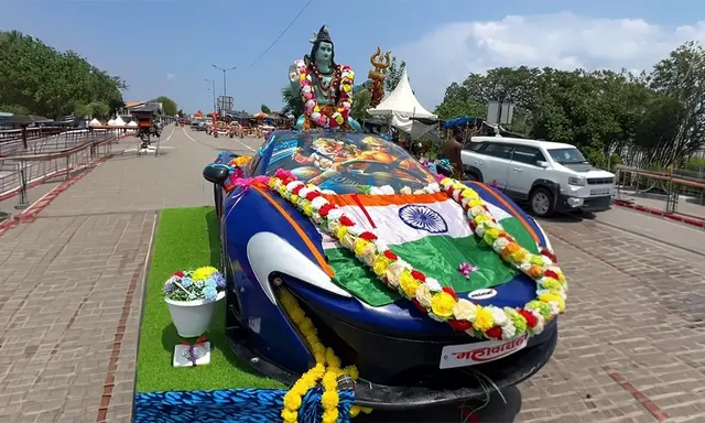 हरिद्वार कांवड़ मेले में अनोखी कांवड़ ने खींचा सबका ध्यान, Rs.5.50 करोड़ की मैकलेरन बनी भगवान शिव की सवारी! हरिद्वार कांवड़ मेले में मैकलेरन सुपरकार थीम पर बनी अनोखी कांवड़ आकर्षण का केंद्र बनी हुई है. भगवान शिव की प्रतिमा से सजी इस कांवड़ ने श्रद्धालुओं और सोशल मीडिया पर खूब सुर्खियां बटोरी हैं.