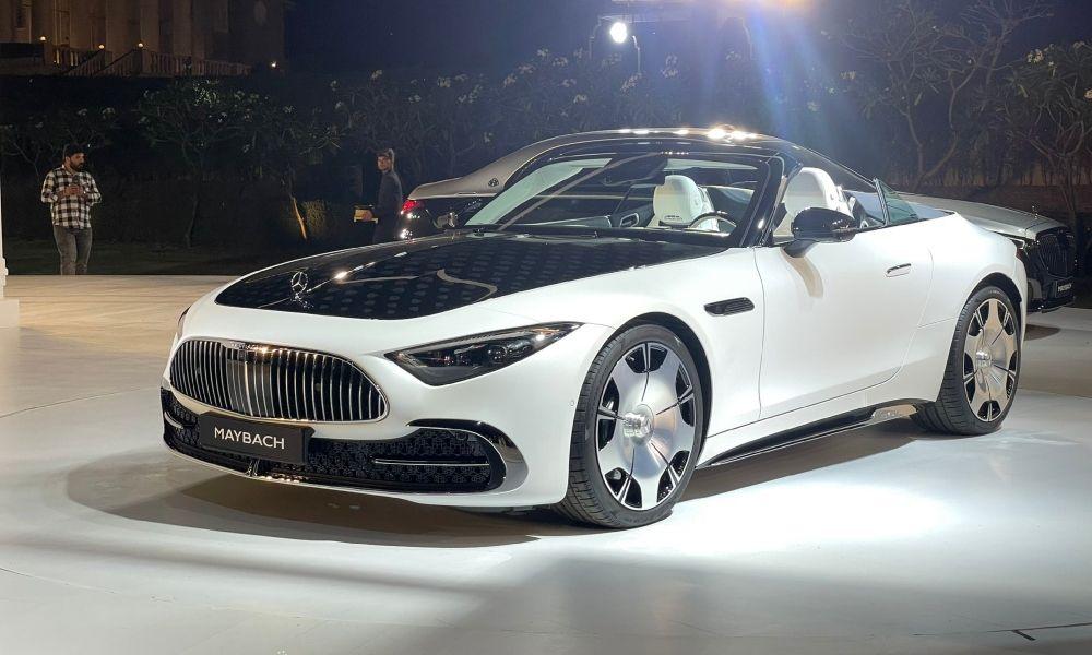 Mercedes-Maybach SL 680 Monogram Series Launched At Rs 4.20 Crore मायबाक SL 680 मोनोग्राम सीरीज दो बाहरी रंगों - सफ़ेद और लाल - में उपलब्ध है और दोनों ही विकल्पों में हर जगह भारी मात्रा में क्रोम मिलता है.