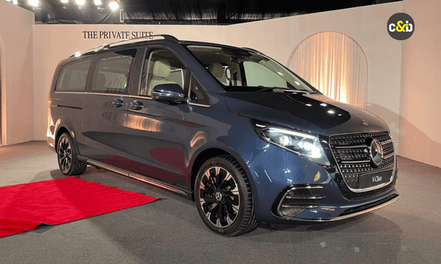 पहले के केवल डीजल इंजन वाले वी-क्लास मॉडल के विपरीत, नया मॉडल पेट्रोल और डीजल दोनों इंजन विकल्पों के साथ उपलब्ध होगा.