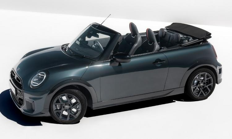 2026 Mini Cooper Convertible JCW Pack Bookings Open In India JCW मॉडल अपने साथ कुछ दिखने में स्टाइलिंग बदलाव लेकर आता है.