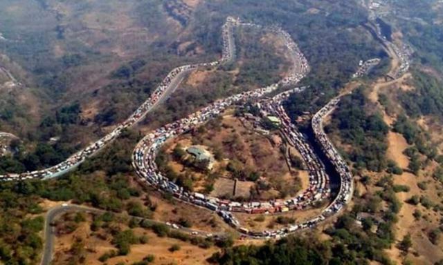 मुंबई-पुणे एक्सप्रेसवे पर बड़े व्यवधान के बाद 1 लाख से अधिक वाहन चालकों को मिलेगा टोल रिफंड MSRDC इस महीने की शुरुआत में हुई एक्सप्रेसवे टैंकर दुर्घटना से प्रभावित वाहन चालकों को टोल के रूप में रु.5.16 करोड़ वापस करेगी.