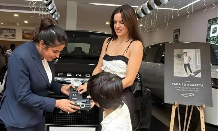 Natasa Stankovic Takes Delivery Of Land Rover Defender Alongside Son Agastya Gifted by Hardik Pandya हार्दिक पांड्या ने अपने बेटे अगस्त्य को लग्ज़री एसयूवी लैंड रोवर डिफेंडर कार उपहार में दी.