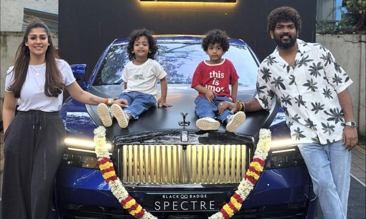 Vignesh Shivam Gifts Nayanthara a Rolls Royce Spectre Black Badge on Her Birthday नयनतारा की बिल्कुल नई रोल्स रॉयस ब्लैक की डिलेवरी के वक्त उनके दोनों जुड़वां बच्चे व पति विग्नेश शिवम भी नज़र आ रहे हैं.
