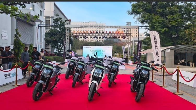 Raptee.HV T30 Electric Motorcycle Deliveries Begin
चेन्नई स्थित स्टार्टअप Raptee.HV ने ब्रांड की पहली इलेक्ट्रिक मोटरसाइकिल - Raptee T30 - की बड़े पैमाने पर ग्राहकों को डिलीवरी शुरू कर दी है.