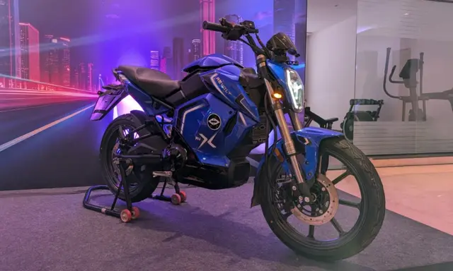 रिवोल्ट RVX भारत में रु.1.30 लाख में हुई लॉन्च; RV400 की लेगी जगह नई रिवोल्ट RVX में ज़्यादा पावरफुल मिड-ड्राइव मोटर, 160 km की IDC रेंज (कंपनी का दावा), फ़ास्ट चार्जिंग और कई कनेक्टेड फ़ीचर्स दिए गए हैं. इसकी शुरुआती कीमत रु.1.30 लाख रुपये (एक्स-शोरूम) है.
