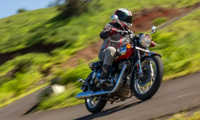 25 अगस्त के बाद बनीं रॉयल एनफील्ड 350cc बाइक्स में मिलेगा मुफ़्त गियर पोज़िशन इंडिकेटर पुर्ज़ों की सप्लाई से जुड़ी समस्या हल होने के बाद, रॉयल एनफ़ील्ड ने अगस्त 2025 के बाद बने कुछ खास 350cc मॉडल्स में 'गियर पोज़िशन इंडिकेटर' लगाना फिर से शुरू कर दिया है.
