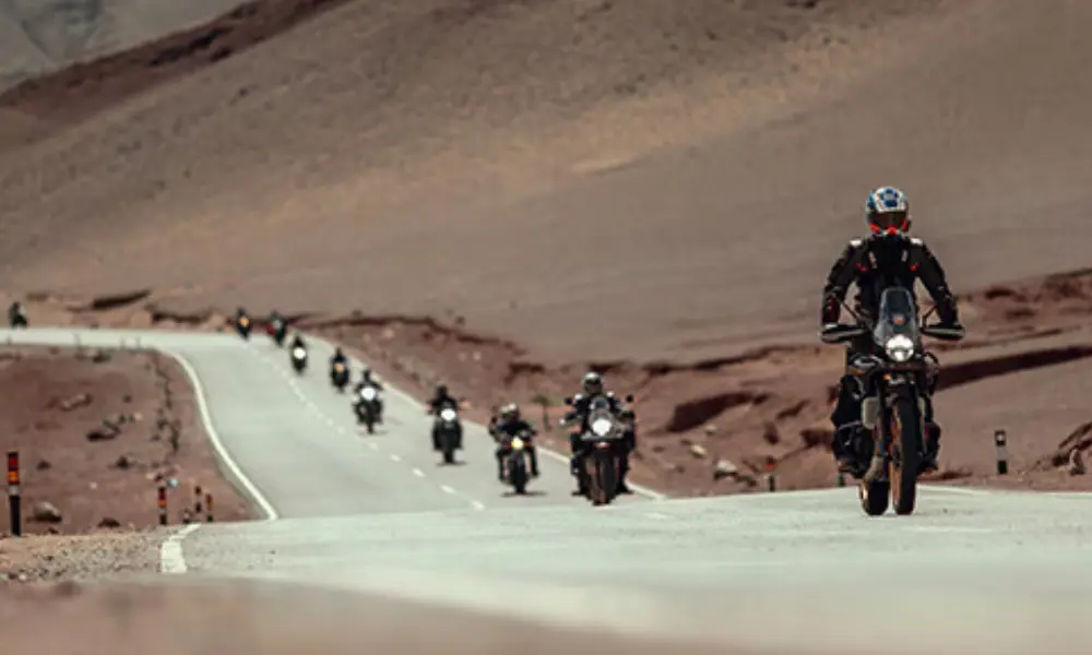 Royal Enfield Himalayan Base Camp Ladakh Edition Announced रॉयल एनफील्ड का नया बेस कैंप लद्दाख एडिशन राइडर्स और आउटडोर उत्साही लोगों को लेह में तीन दिन की रोमांचक साहसिक यात्रा के लिए एक साथ लाता है.