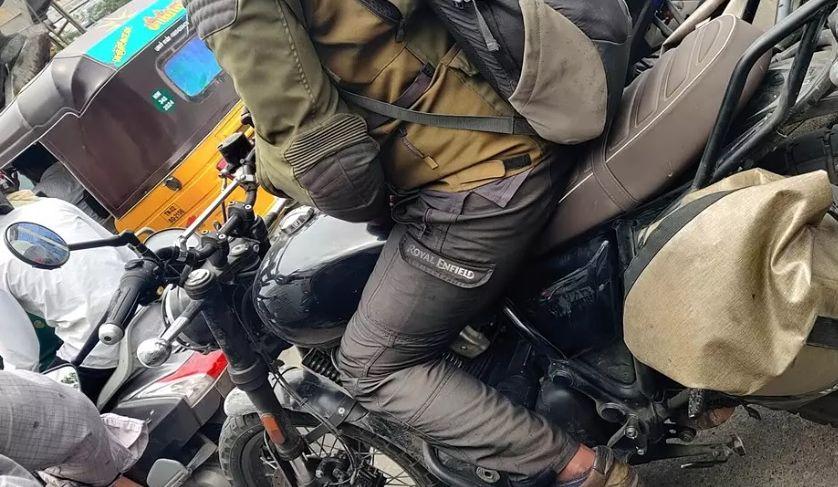 रॉयल एनफील्ड स्क्रैम्बलर 650 टैस्टिंग के दौरान दिखी, नाम हो सकता है शेरपा 650 रॉयल एनफील्ड स्क्रैम्बलर 650 टैस्टिंग के दौरान दिखी, नाम हो सकता है शेरपा 650