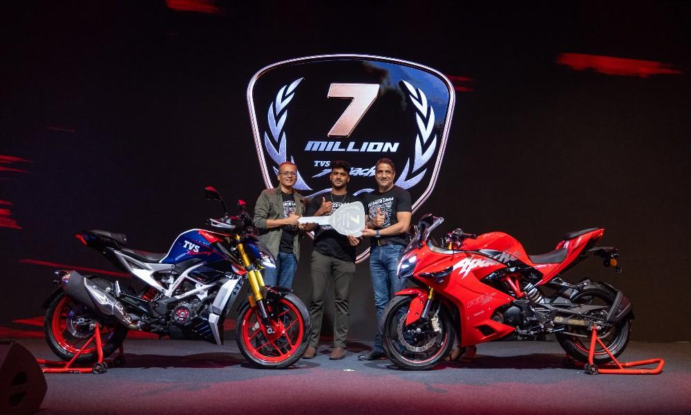 TVS Apache Range Crosses 70 Lakh Customers Globally
यह उपलब्धि उस परफॉर्मेंस-केंद्रित लाइनअप के पहली बार 2005 में पेश किए जाने के 20 साल से भी ज़्यादा समय बाद हासिल हुई है.