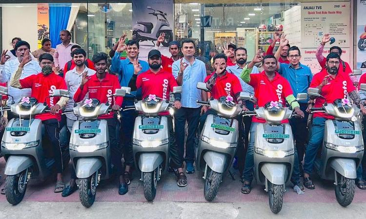 TVS Collaborates With Zomato To Deploy 10,000 iQubes Over 2 Years टीवीएस आईक्यूब वर्तमान में बाजार में दोपहिया ब्रांड की एकमात्र इलेक्ट्रिक पेशकश है.
