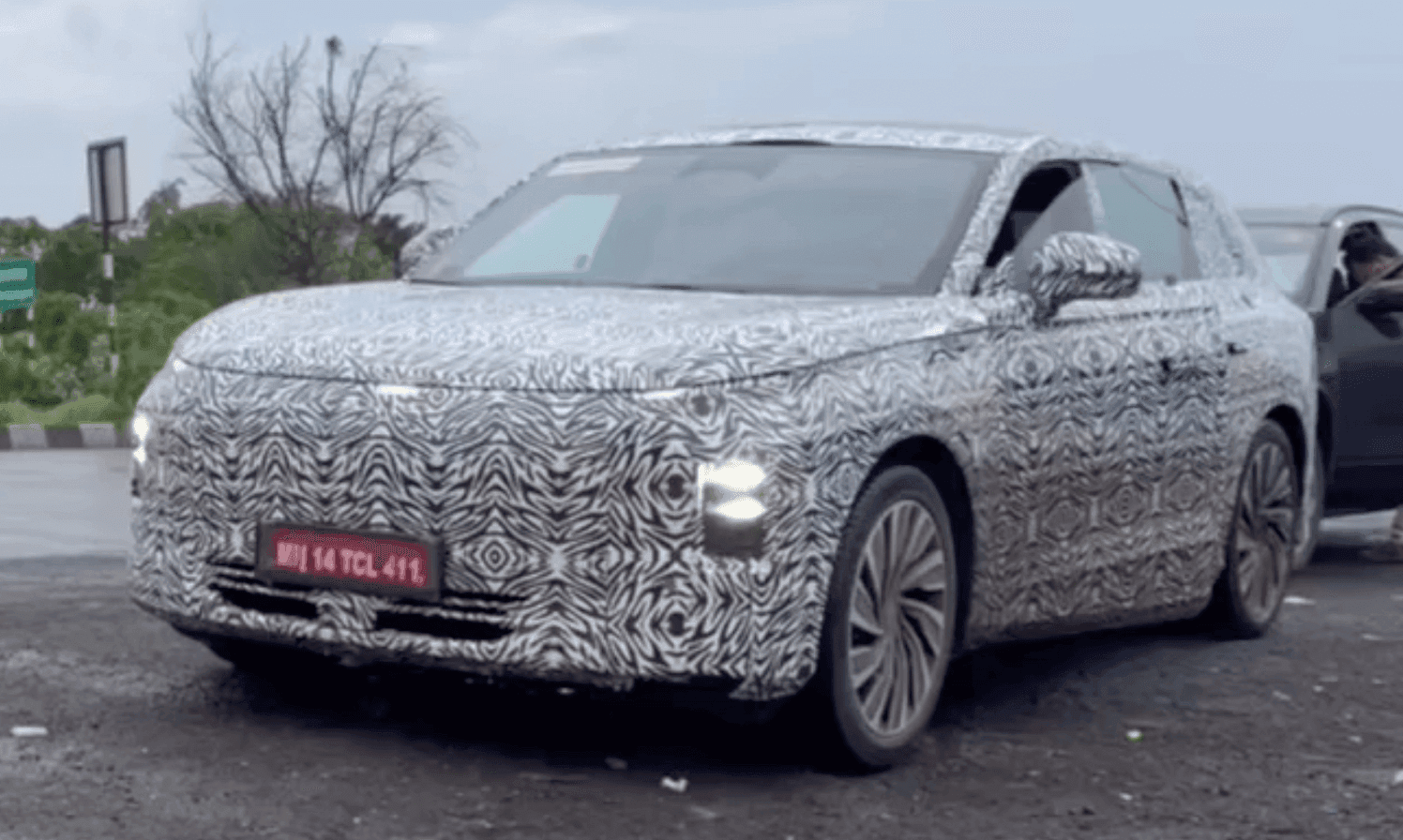 प्रीमियम SUV मार्केट में उतरने की टाटा की योजना के तहत, इस गाड़ी का प्रोडक्शन साल के आखिर तक शुरू होने की उम्मीद है.