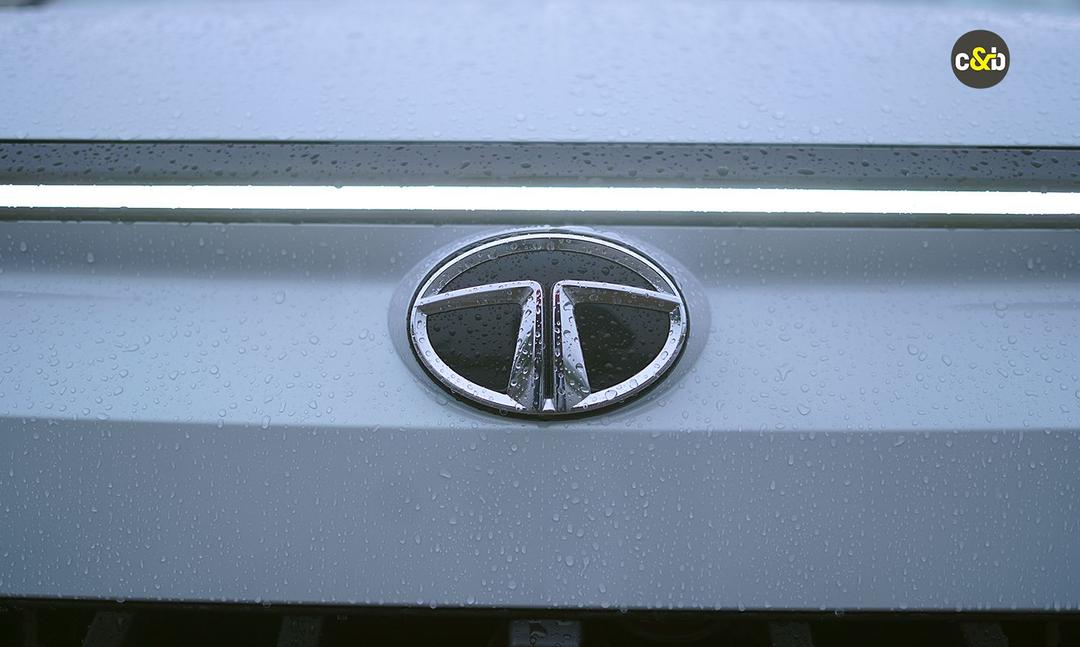 Tata Motors Registers Total Sales Of 2,43,024 Units In Q2 FY24 टाटा मोटर्स ने वित्त वर्ष 24 की दूसरी तिमाही में अपनी वाहन सेग्मेंट में अलग-अलग प्रदर्शन की सूचना दी, कुछ सेग्मेंट में वृद्धि का अनुभव हुआ जबकि अन्य को पिछले वित्तीय वर्ष की तुलना में मामूली गिरावट का सामना करना पड़ा.