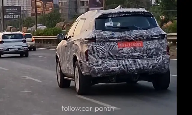 टाटा सफारी EV टेस्टिंग के दौरान दिखी, 2026 में लॉन्च होने की संभावना भारतीय सड़कों पर पूरी तरह से ढकी हुई एक टेस्ट गाड़ी नज़र आई, जिसमें कोई स्पष्ट एग्ज़ॉस्ट नहीं है और ऐसा लगता है कि इसके पिछले एक्सल पर एक इलेक्ट्रिक मोटर हाउसिंग लगी है.