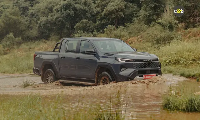 2026 टोयोटा हाइलक्स ड्राइव रिव्यू : नए बदलाव कितने काम के हैं? नई टोयोटा हाइलक्स को हमने जयपुर के पास राजस्थान की ऑफ-रोड परिस्थितियों में चलाकर देखा. इसमें कई छोटे-छोटे, लेकिन बेहद काम के बदलाव किए गए हैं. ड्राइव अनुभव कैसा रहा और क्या-क्या बदला है, आइए देखते हैं.