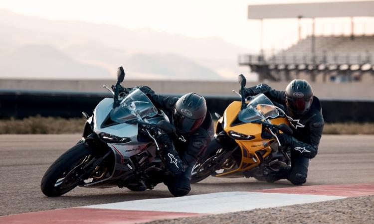 2026 Triumph Daytona 660 Gets Feature and Hardware Updates Overseas ट्रायम्फ मोटरसाइकिल्स ने अंतरराष्ट्रीय बाजारों में 2026 के लिए ट्रायम्फ डेटोना 660 को अपडेट किया है, जिसमें बदलाव मुख्य रूप से फीचर्स, हैंडलिंग और स्टाइलिंग पर आधारित हैं.