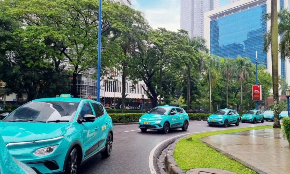 VinFast To Introduce GSM Fleet Service In India; Limo Green Line-Up For Cabs To Be Launched भारत में MPV7 की लॉन्चिंग की पुष्टि के साथ ही, VinFast ने भारत के लिए अपनी नई व्यावसायिक योजनाओं की पुष्टि की है - OLA/Uber को टक्कर देने के लिए GSM इलेक्ट्रिक टैक्सी और राइड शेयरिंग सर्विस है.