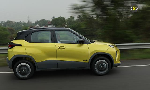 2026 टाटा पंच ईवी - बड़ी बैटरी, कम कीमत, बेहतर वैल्यू इस रिव्यू में हम नई टाटा पंच ईवी के डिजाइन बदलाव, केबिन अपडेट और तकनीकी सुधारों का विस्तार से विश्लेषण करेंगे.साथ ही इसके 30kWh और 40kWh बैटरी विकल्पों और नए इंजीनियरिंग अपडेट को समझेंगे.